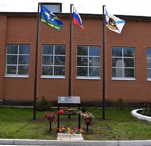 В ДЕНЬ ПОБЕДЫ В САСОВСКОМ РАЙОНЕ ОТКРЫЛИ МЕМОРИАЛЬНУЮ ДОСКУ В ПАМЯТЬ О ЛЕЙТЕНАНТЕ АЛЕКСЕЕ БАРСУКОВЕ