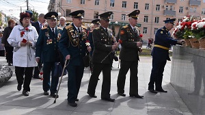 РЯЗАНЦЫ ВОЗЛОЖИЛИ ЦВЕТЫ К МОНУМЕНТУ ПОБЕДЫ