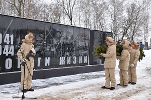 В селе Троица Спасского района открыли мемориал жителям блокадного Ленинграда.