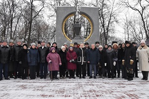 В РЯЗАНИ ВОЗЛОЖИЛИ ЦВЕТЫ К ПАМЯТНИКУ ЖИТЕЛЯМ И ЗАЩИТНИКАМ ЛЕНИНГРАДА