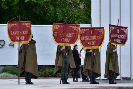 "Наши бойцы с честью продолжают воинские традиции Отечества, равняются на фронтовиков"