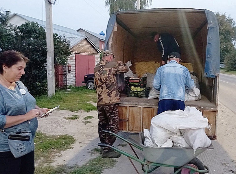 Жители Рыбновского района отправили в зону СВО свежие овощи, фрукты и сало