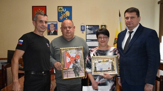 В Старожиловской администрации вручили награды родителям участника СВО