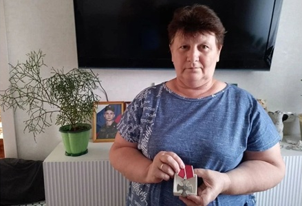 Матери погибшего на СВО бойца из Чуковского округа вручили орден Мужества