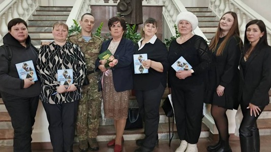 О захаровцах – участниках СВО рассказала Елена Карева в книгe «Боевым награждается орденом»