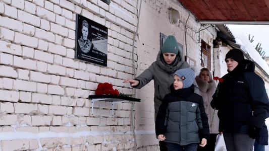 Мемориальную доску в честь участника спецоперации открыли в Михайловском округе