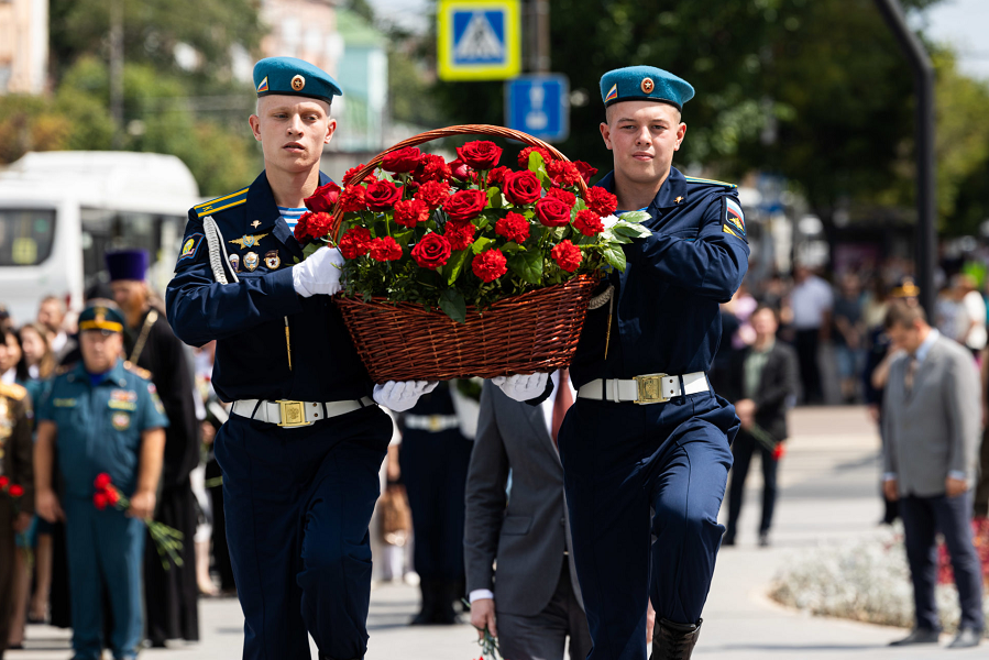 Рязанцы возложили цветы к Монументу Победы в память о погибших защитниках Родины